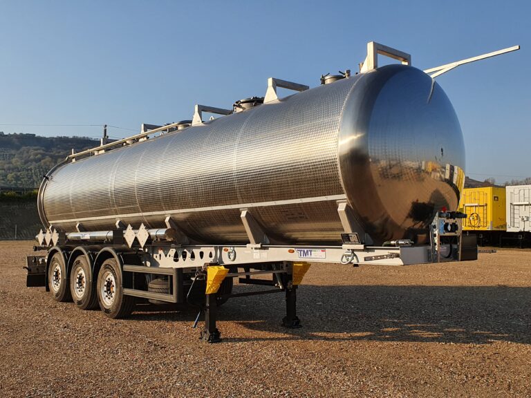 Cisterna L4BH per trasporto rifiuti e merci pericolose. Involucro in AISI 316 da 34000 in uno o più scomparti su telaio in acciaio s700 da 10,5 m. Equipaggiata con pompa di travaso a lobi