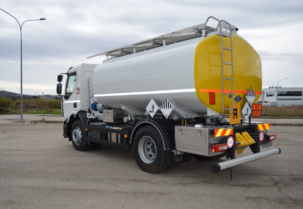 Autobotte Oli esausti Tank Cisterna per operazioni di trasporto e smaltimento di oli esausti. Dotata di impianto di travaso a comando idraulico specifico per oli esausti realizzato in modo che tutti i liquidi aspirati entrino nella cisterna dall’alto e non dalla valvola di fondo.