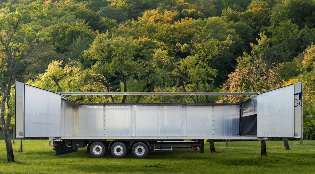 Uno degli ultimi progetti realizzati per la fiera IAA ad Hannover 2024 è Huckepack Semitrailer Intelligent Full Autonomous Connected con l’apertura totale e l'assale elettrico, che rappresenta un importante passo avanti nel settore dei semirimorchi.