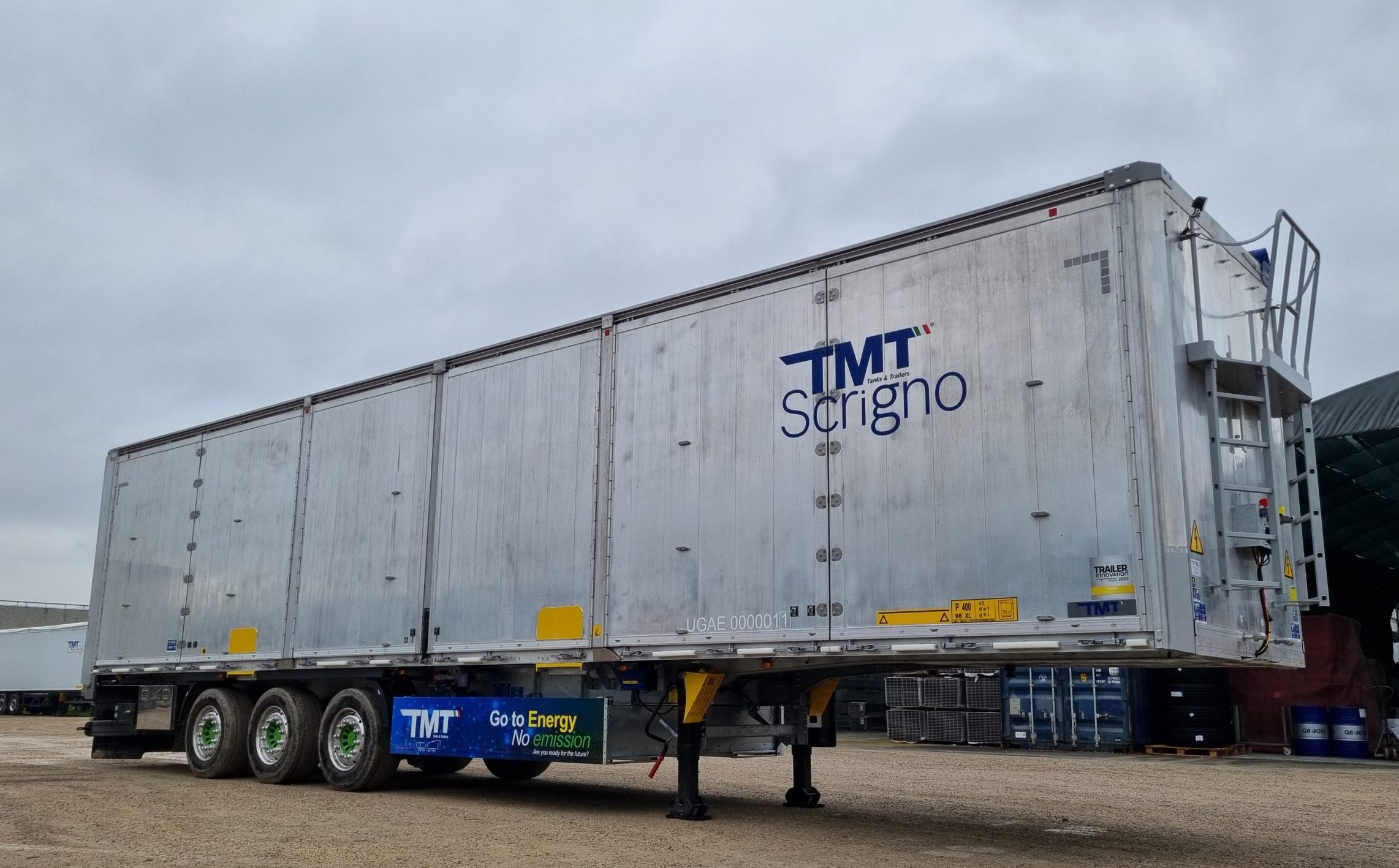 Il semirimorchio a piano mobile Scrigno Intermodale di TMT, tecnicamente Huckepack Semitrailer Intelligent Full Autonomous Connected con apertura totale e assale elettrico SAF